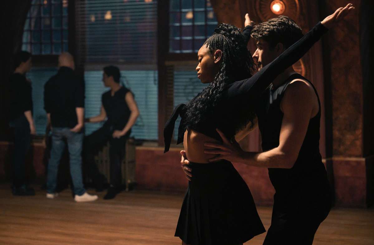 Haltung bitte: Tanzszene aus der Netflix-Serie „Tiny pretty Things“ mit Kylie Jefferson.
