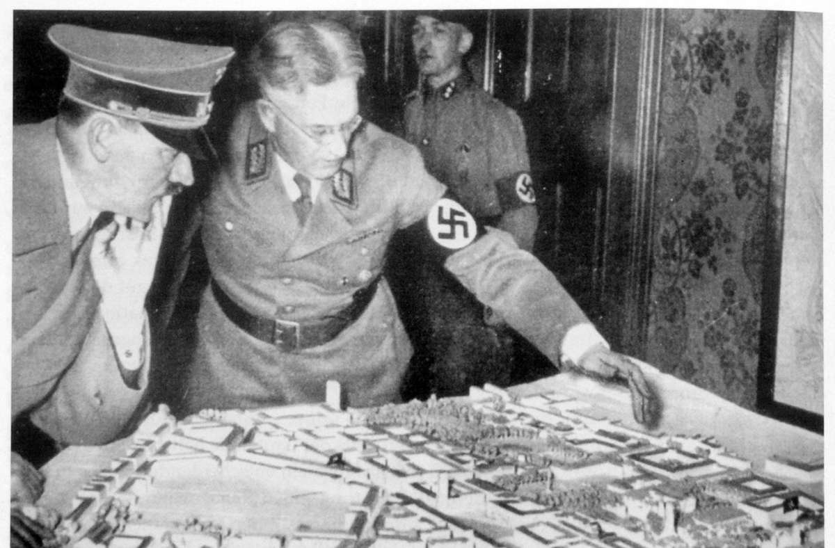 Adolf Hitler und Gauleiter Wilhelm Murr (rechts) vor einem Modell der Stuttgarter Innenstadt im April 1938. Fotos, Modelle und Pläne zum Umbau der Stadt zeigt die Bildergalerie.