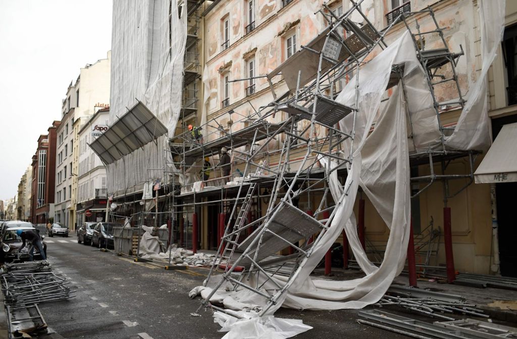 Auch in Frankreich gab es Schäden, die von Eleanor verursacht worden sind. In Paris wurde ein Gerüst von einer Fassade gerissen.