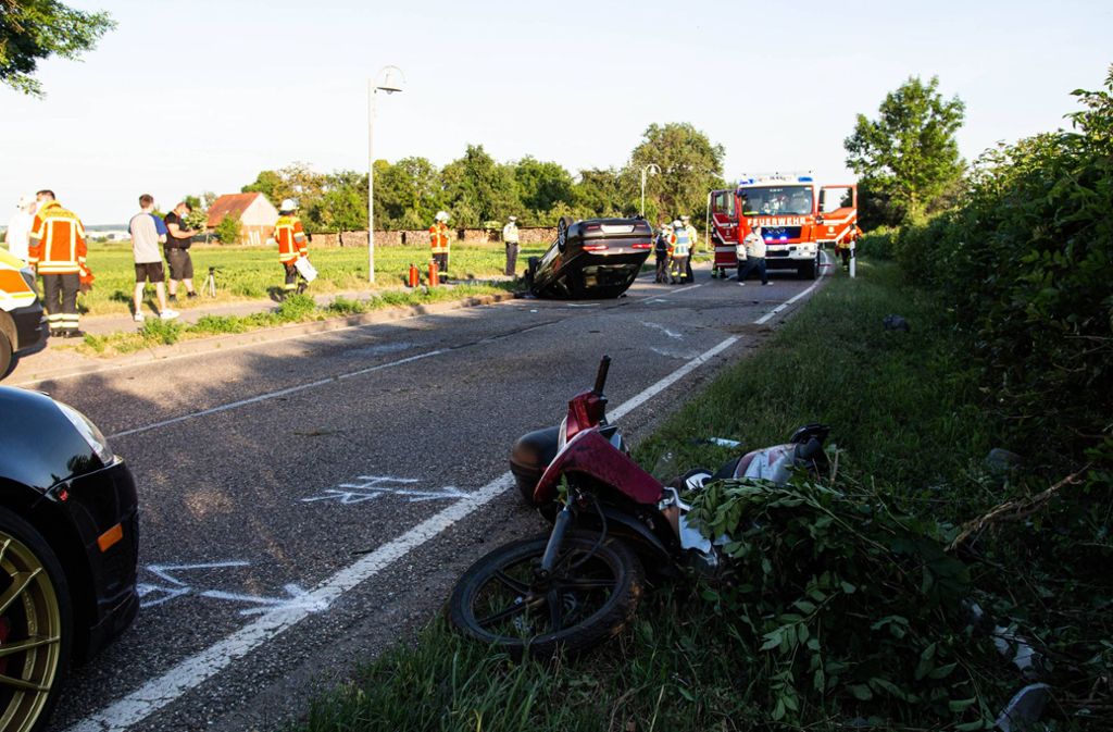 Bei dem Unfall auf der L1107 bei Bönnigheim werden zwei Rollerfahrer schwer verletzt.