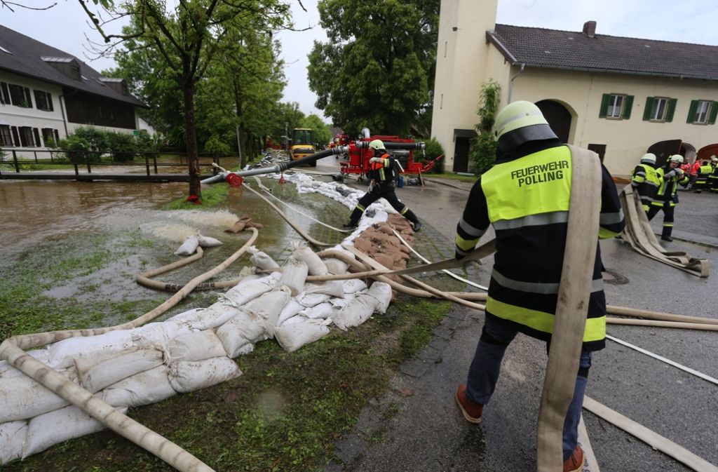 Helfer kämpfen gegen das Hochwasser in Bayern.