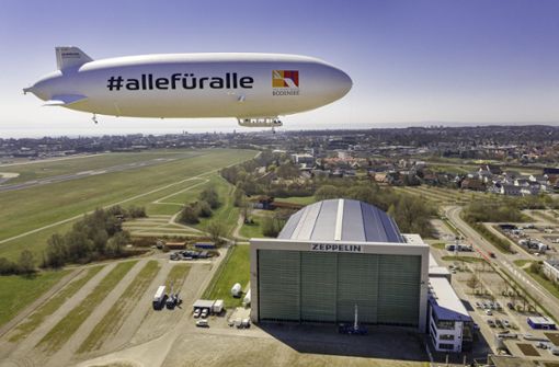 Mit der Botschaft #allefüralle und in den nächsten Tagen auch mit Polizisten  erhebt sich der Zeppelin NT zum  Rundflug. Foto: DZR