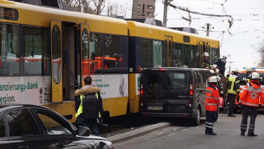 Auto kollidiert mit Stadtbahn: Verkehrschaos nach Stadtbahnunfall auf der Heilbronner Straße