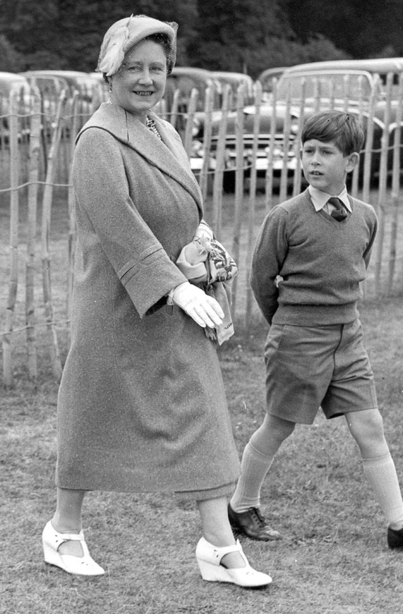 Wichtigste Bezugsperson für den jungen Charles ist seine Großmutter, Queen Mum.