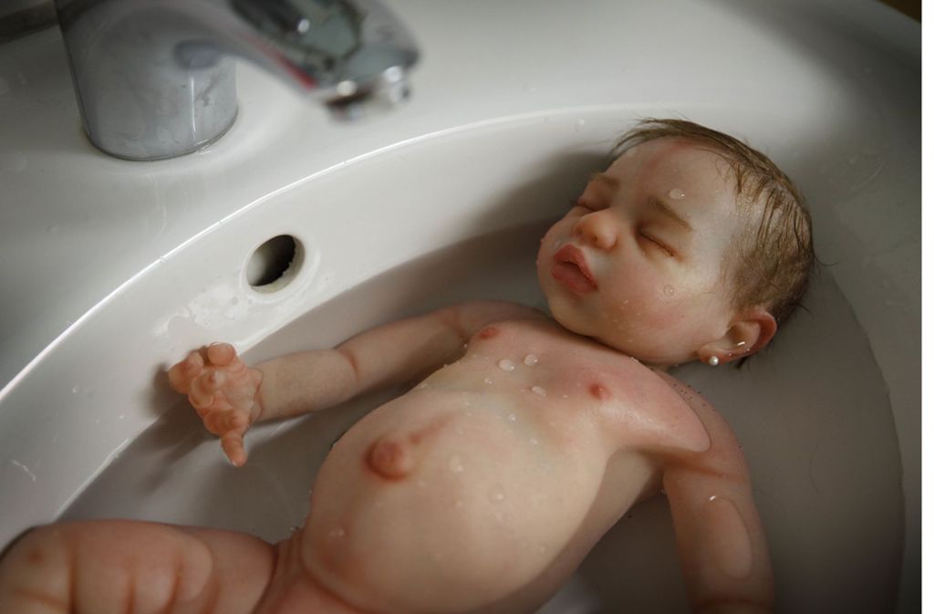 Manchmal badet die Puppenmama  ihr Frühchen Arya-Khaleesi im Waschbecken. Foto:Gottfried Stoppel Foto:  