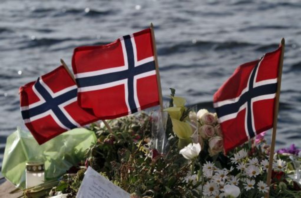 Eine unfassbare Tat erschüttert am 22. Juli Norwegen: Erst explodiert eine Autobombe im Regierungsviertel in Oslo, danach tötet der rechtsextreme Anders Behring Breivik in einem Ferienlager der sozialdemokratischen Parteijugend auf der Insel Utøya 69 meist junge Menschen. Insgesamt kommen bei den Anschlägen 77 Menschen ums Leben.