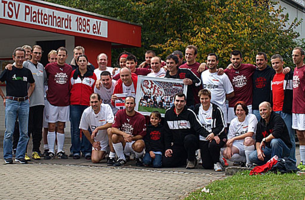 Ein weiteres Gruppenbild mit dem Fanclub 0711 Denkendorf. Das Hallenfußballturnier für Fanclubs im Jahr 2010 ist ebenfalls für die Opfer der Brandkatastrophe veranstaltet worden.