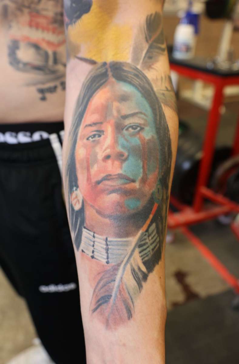 Auf dem linken Unterarm sind die Ureinwohner Nordamerikas thematisiert.