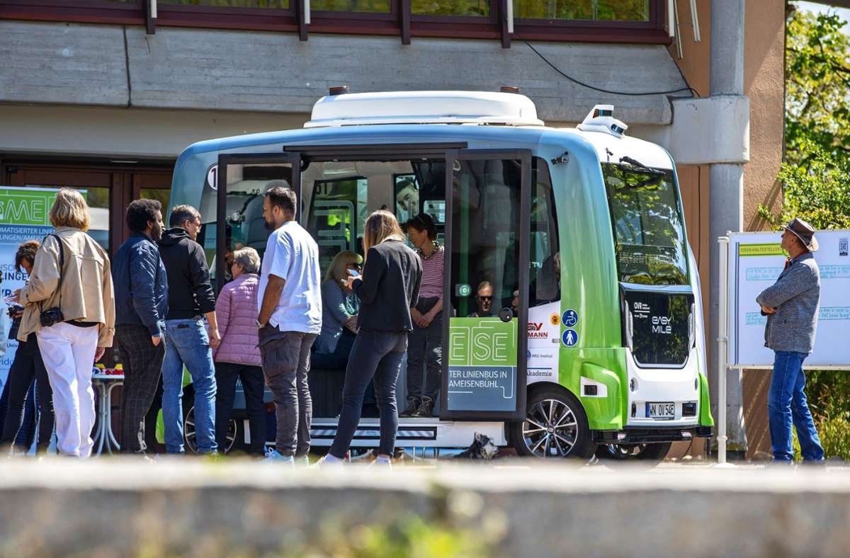 Viele Waiblinger interessieren sich für die autonomen Fahrzeuge, die ab Juli in der Stadt unterwegs sein werden. Foto: Frank Eppler