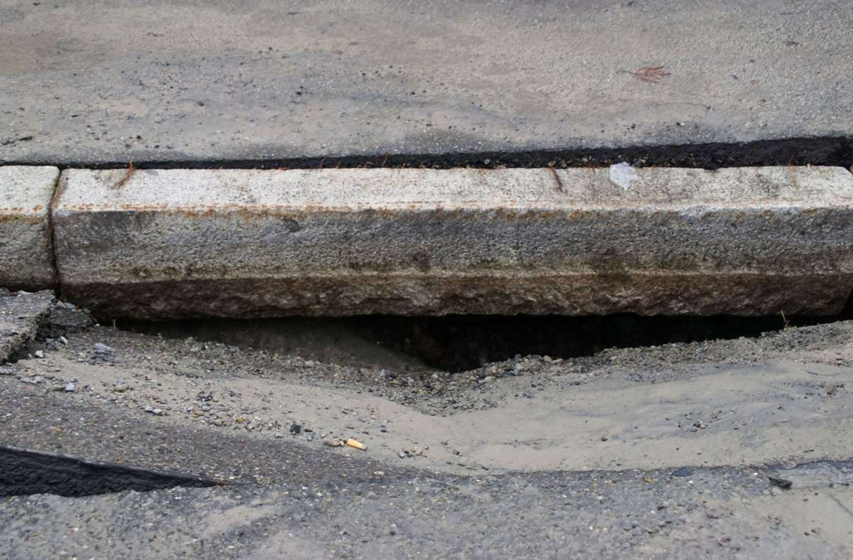 Nach einem Wasserrohrbruch klafft ein Loch in einer Straße im Böblinger Industriegebiet Hulb.