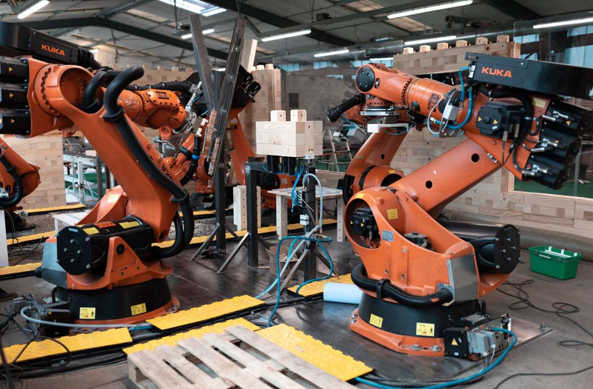 Die Roboter in der Produktionszelle in Tübingen: Sie seien super schnell aufgebaut gewesen, sagt Lewin Fricke von Triqbriq. Das bringt das Start-up auf neue Ideen.