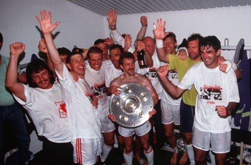 Das 92-er-Team des VfB Stuttgart mit der Meisterschale. Foto: Baumann/Baumann