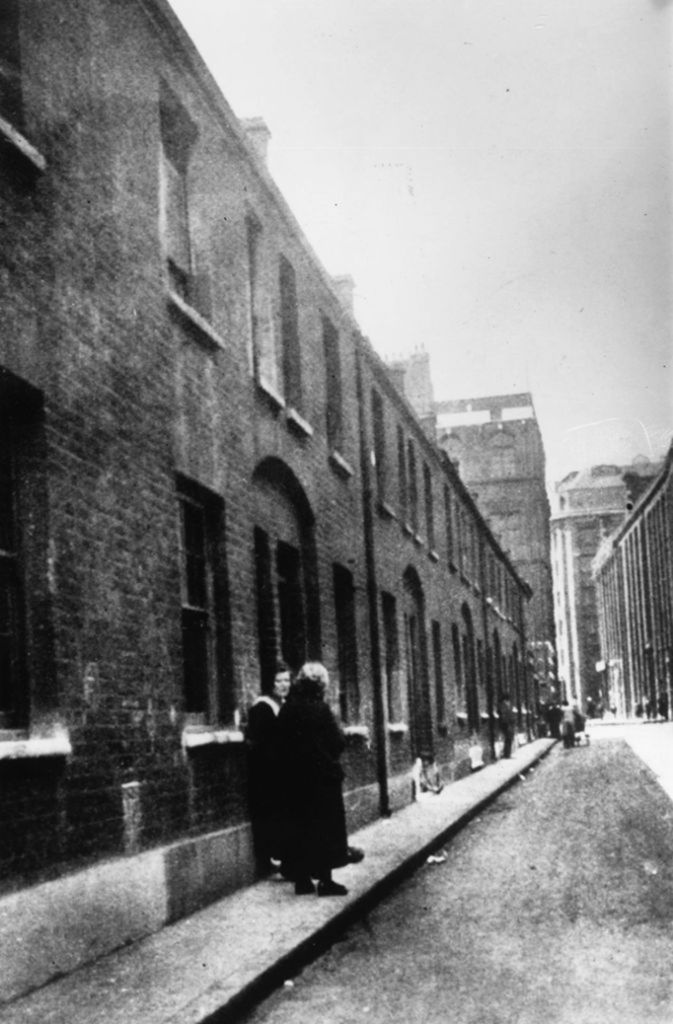 Mary Ann Nichols: Am 31. August 1888 wurde das erste Opfer des Rippers, Mary Ann Nichols, in der Buck’s Row (heute: Durward Street) tot aufgefunden. Ihre Kehle wurde durchschnitten. In der Leistengegend waren Schnitte angesetzt, um den Unterleib zu öffnen und die Gedärme freizulegen.