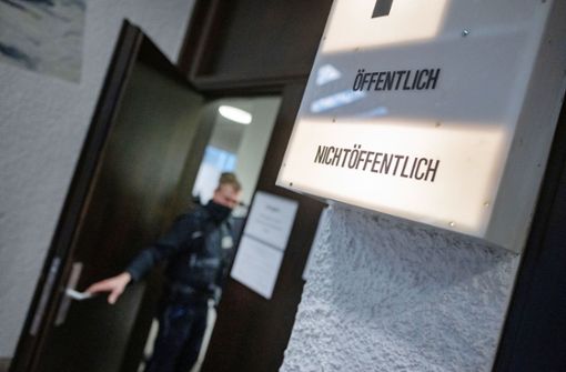 Hinter verschlossenen Türen sind zwei Randalierer vom Landgericht verurteilt worden. Foto: dpa/Marijan Murat