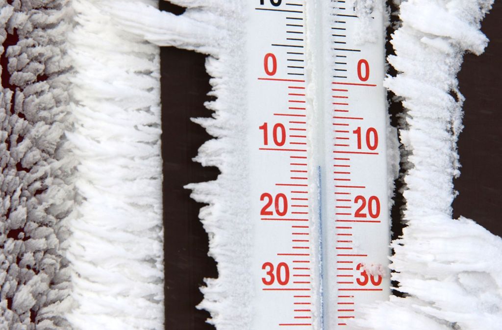 Auf dem Brocken zeigt ein Thermometer Temperaturen von Minus 12 Grad.