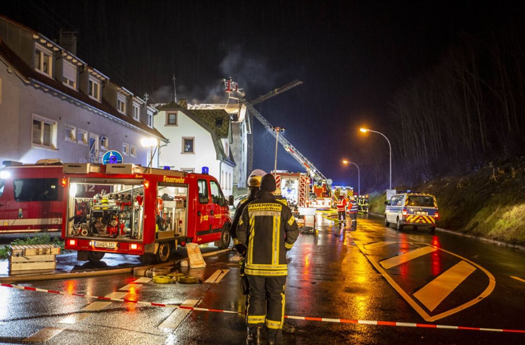 Bei einem Brand im Dachgeschoss eines Mehrfamilienhauses im rheinland-pfälzischen Lambrecht sind fünf Menschen ums Leben gekommen.