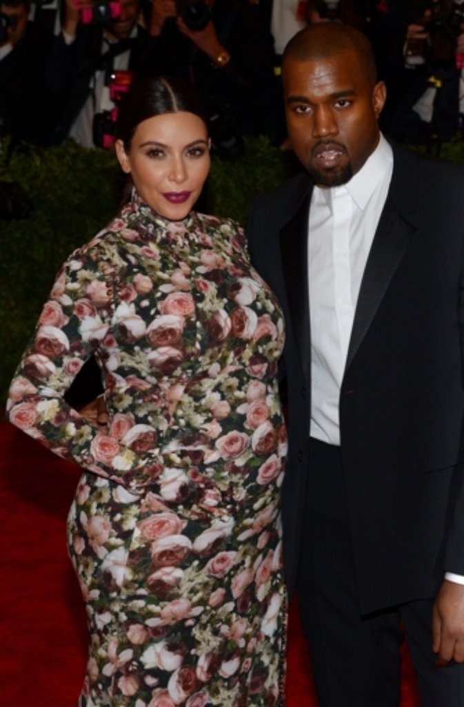 Kim Kardashian und Kanye West: Die Kardashians haben eine Karriere daraus gemacht, ihr Privatleben zu vermarkten. Die Schwangerschaft mit Tochter North war ein echter Quotenhit. Noch öffentlicher war Schwester Kourtney, die gleich zweimal die Kameras mit ins Krankenhaus nahm.