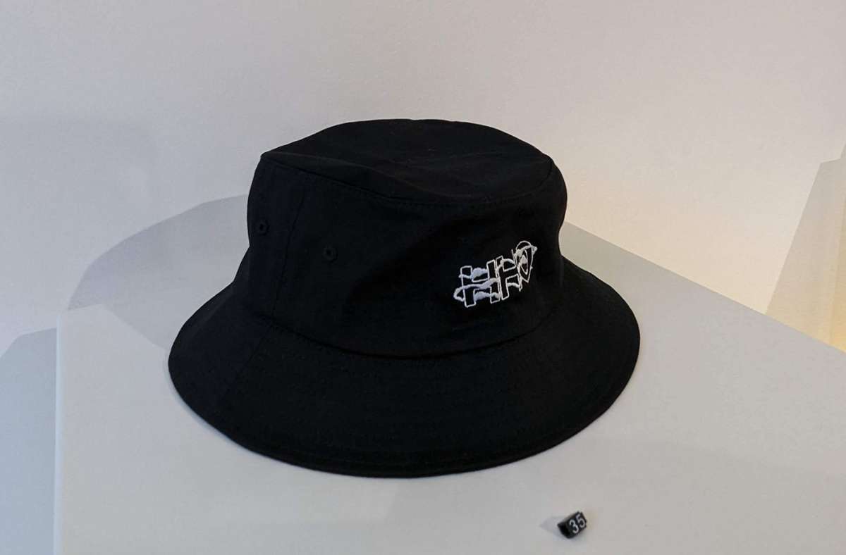 Zum Beispiel ein Hip-Hop-Open-Bucket-Hat.