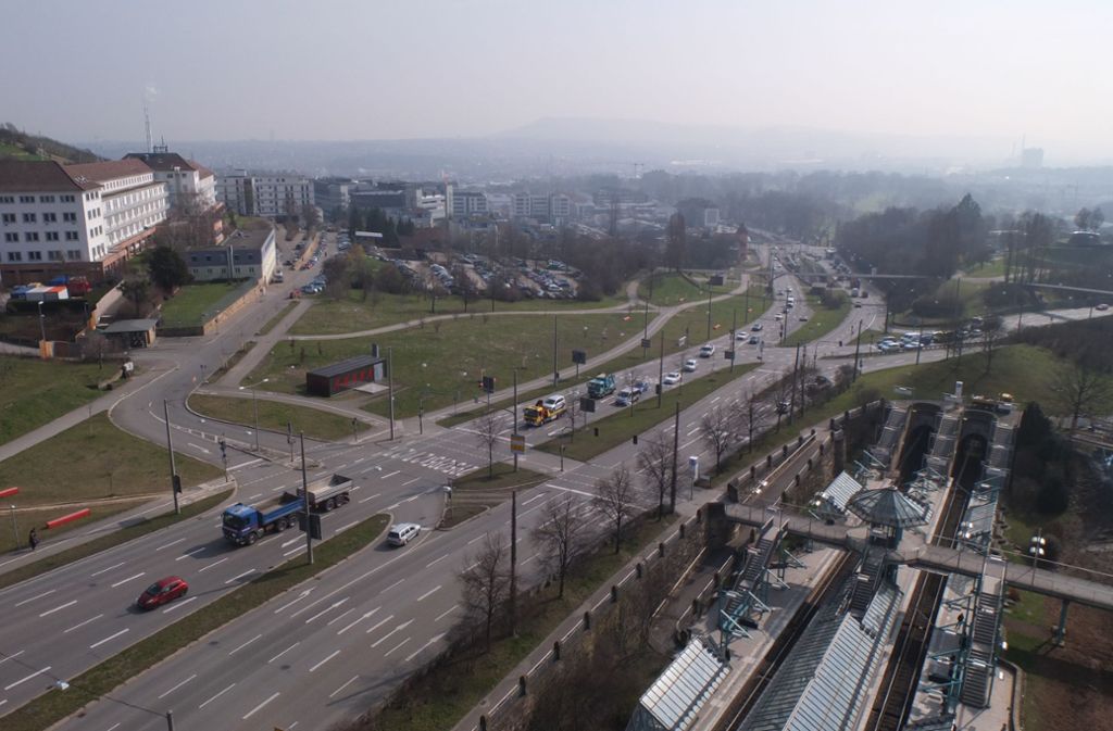 ... ist allerdings fantastisch. Links sieht man das Polizeipräsidium, mittig die B10/B27 und rechts die Stadtbahnhaltestelle Pragsattel.