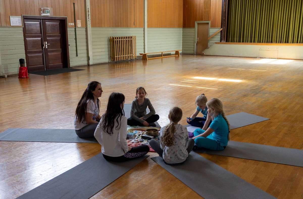 Rosalia D’Avola gibt normalerweise Yoga-Kurse für Erwachsene.