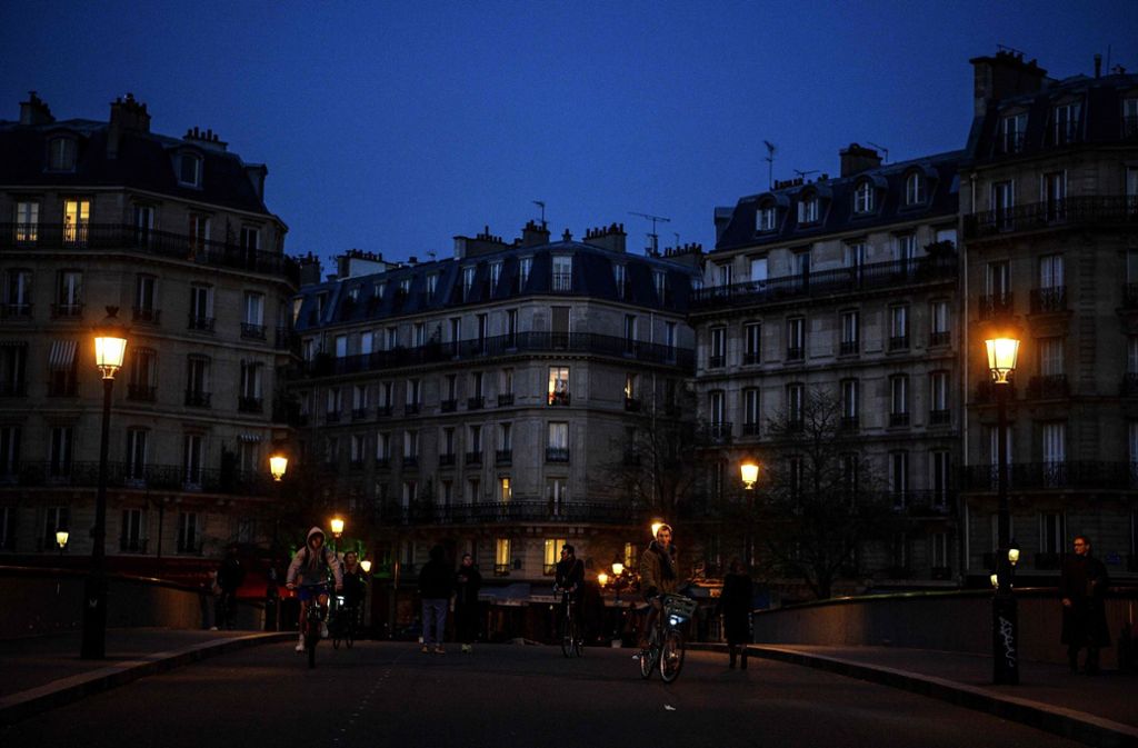 Paris wie ausgestorben: Auch in der Hauptstadt gilt wie in ganz Frankreich eine Ausgangssperre. Foto: AFP/CHRISTOPHE ARCHAMBAULT