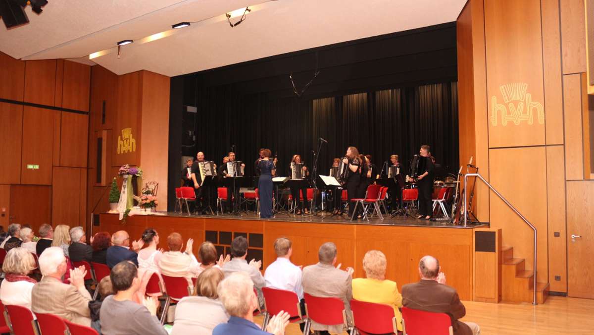 Holzgerlingen: Harmonika-Verein spielt vor ausverkaufter Halle