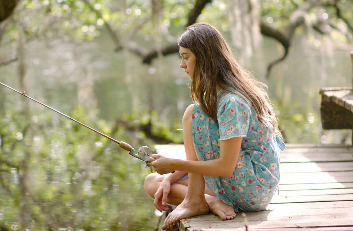 Kya wächst ganz auf sich gestellt in der Sumpflandschaft North Carolinas auf. Delia Owens Bestseller „Der Gesang der Flusskrebse“ ist 2022 verfilmt worden.