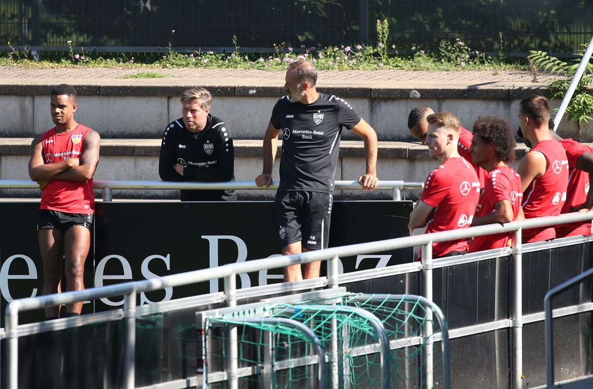 Trainer Pellegrino Matarazzo und die Spieler des VfB Stuttgart sind an diesem Montagvormittag in die lange Trainingswoche gestartet. Am Sonntag geht es am 4. Bundesliga-Spieltag nach Frankfurt.