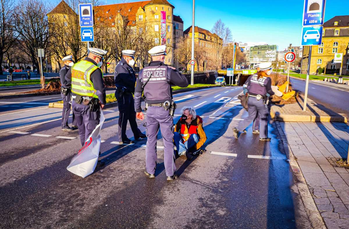 Die Polizei löst am Montagmorgen eine Straßenblockade in Stuttgart auf.