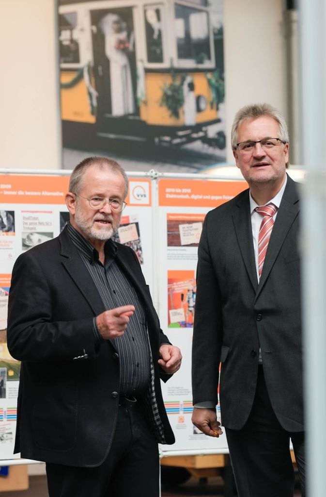 Winfried Vilz (links), ehemaliger VVS-Sprecher, erzählt Geschäftsführer Thomas Hachenberger von den Anfängen der VVS-Werbung.