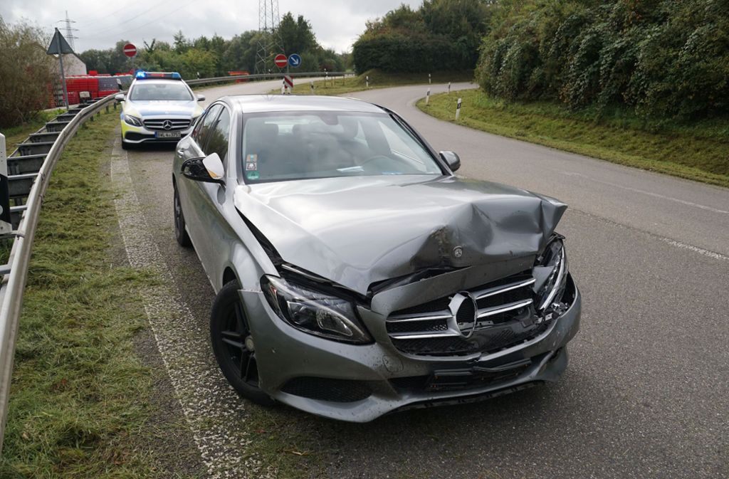 Auch der Mercedes wurde beschädigt. Der Senior wirkte orientierungslos, weshalb er in ein Krankenhaus gebracht wurde.