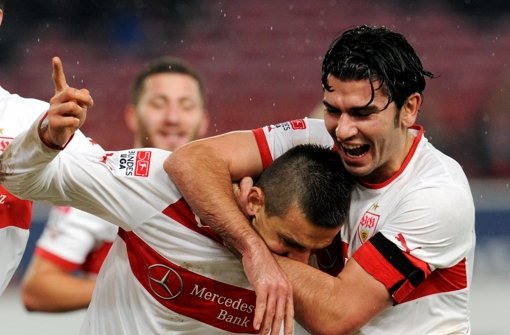 Vedad Ibisevic und Serdar Tasci (von links) freuen sich über das glückliche 2:1 für den VfB Stuttgart Foto: dpa