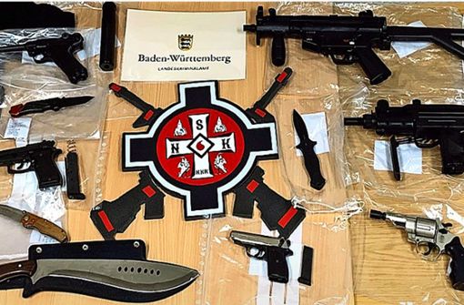 Unter den sichergestellten Gegenständen sind Schreckschuss- und Luftdruckwaffen, Schlagstöcke und  Messer. Foto: LKA Baden-Württemberg