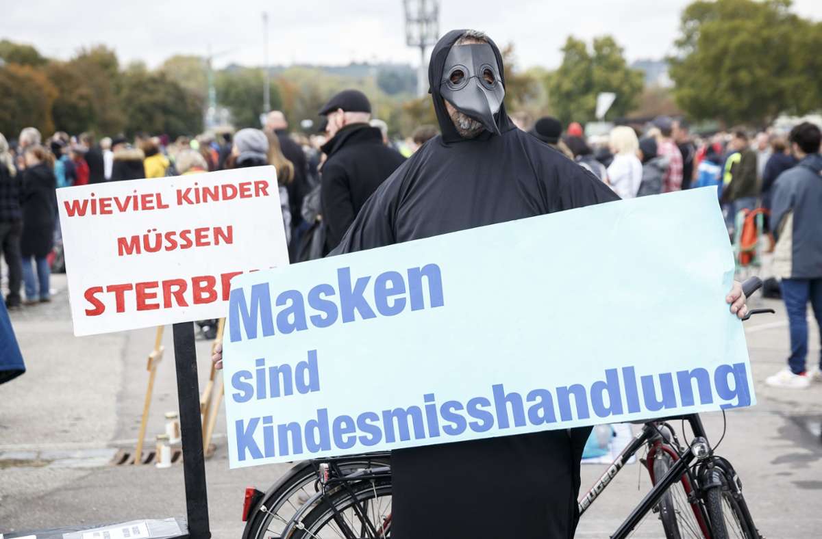 Zentrales Thema der von Querdenken 711 initiierten Kundgebung: Der Mund-Nasen Schutz.