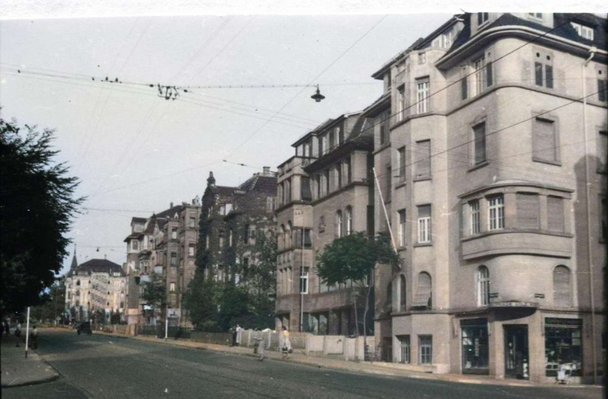 Hier eine weitere Ansicht des „Jägerhauses“ ganz links im Bild, im Vordergrund die Ecke Waiblinger / Freiligrathstraße.