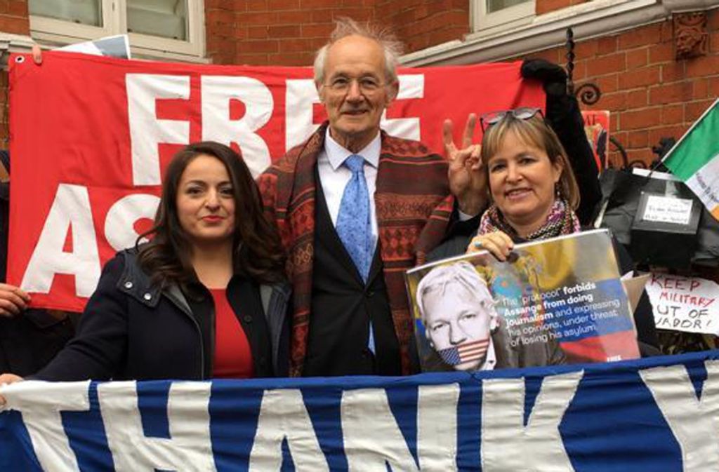 20. Dezember 2018: Sevim Dagdelen und Heike Hänsel, Bundestagsabgeordnete der Linken, protestieren mit John Shipton, dem Vater von Julian Assange, vor der Botschaft.