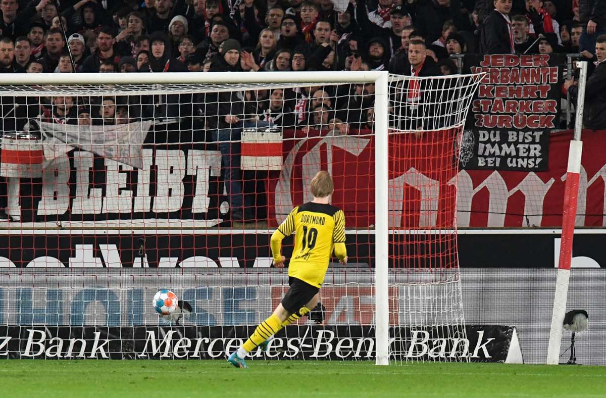In der 12-Minute klingelt es im Kasten von Florian Müller. Julian Brandt netzt zum 1:0 für Dortmund ein, ...