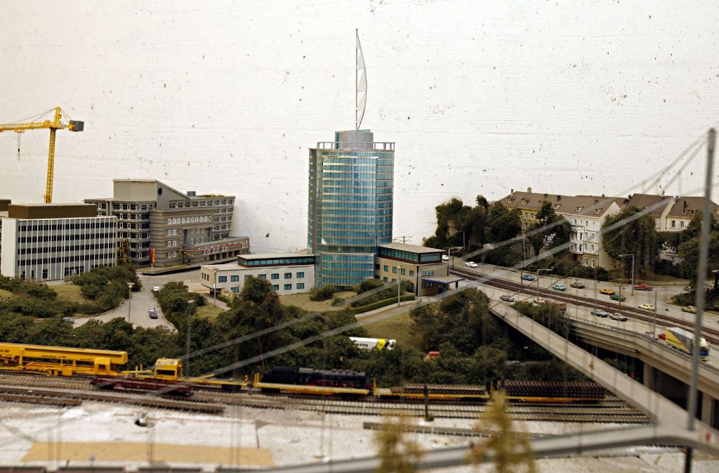 Bis hinaus zum Bülow-Turm und die zur Internationalen Gartenbauausstellung 1993 entstandenen Stege am Nordbahnhof reicht das Modell.
