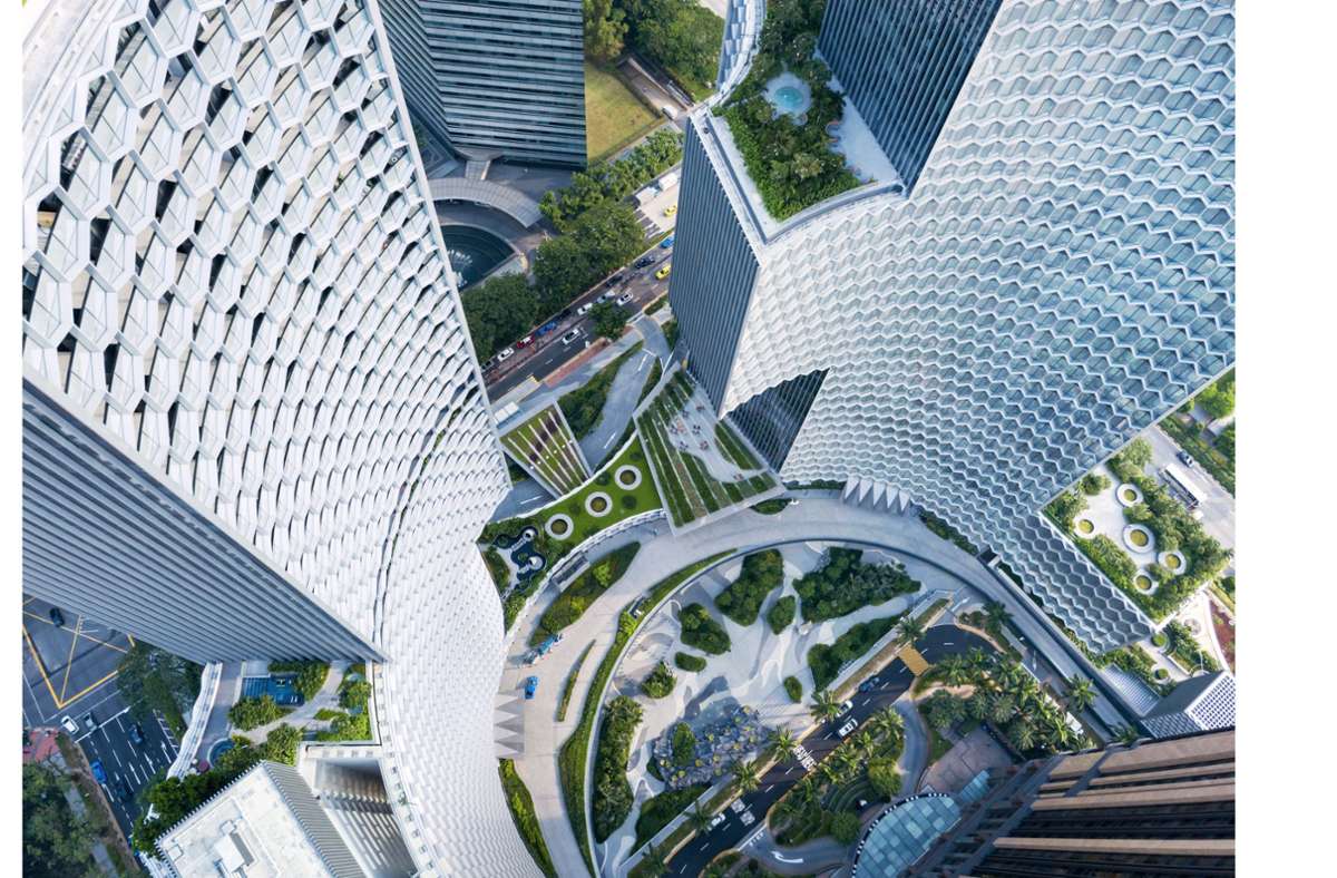 „DUO“ von Ole Scheeren in Singapur (2011). Zwei Türme bilden Stadträume mit ihrer Umgebung und formen ein öffentliches Zentrum, das sich in die Stadt einfügt.