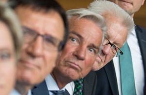 Banger Blick in Richtung Fahrverbote: CDU-Fraktionschef Wolfgang Reinhart, Vize-Regierungschef Thomas Strobl und Ministerpräsident Winfried Kretschmann (v.l.). Foto: dpa