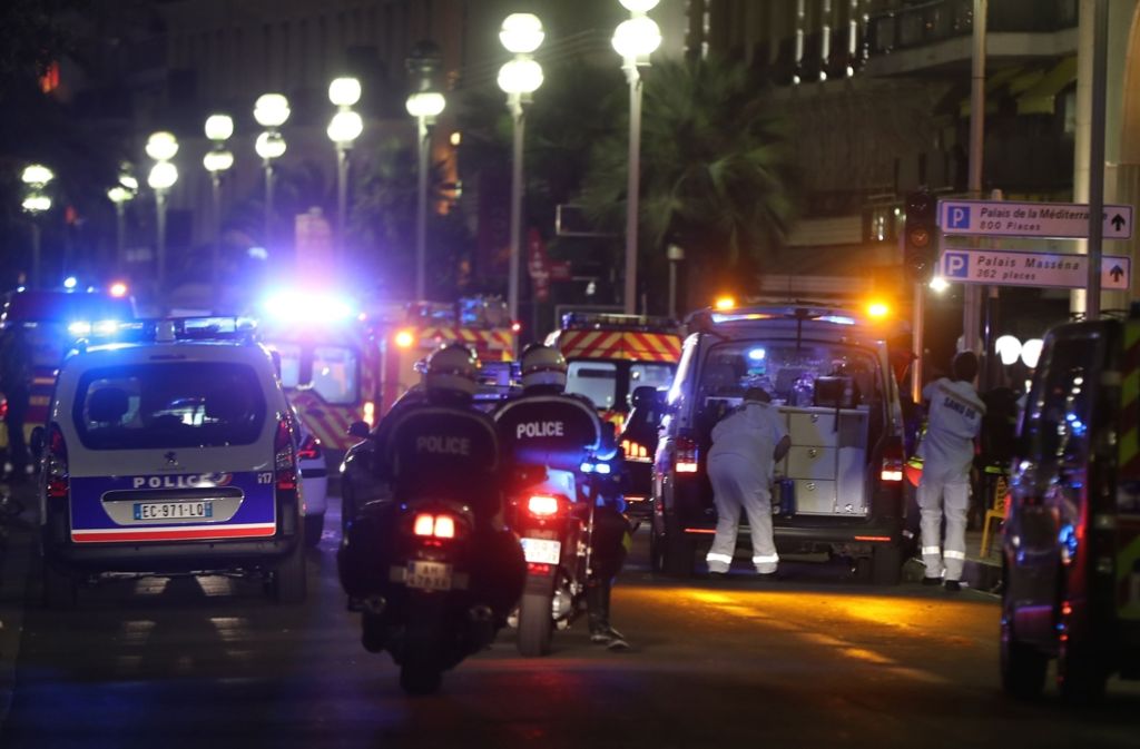 Sicherheits- und Rettungskräfte versorgen die Opfer in Nizza nachdem ein Lastwagen in einem Menschenmenge gerast war.