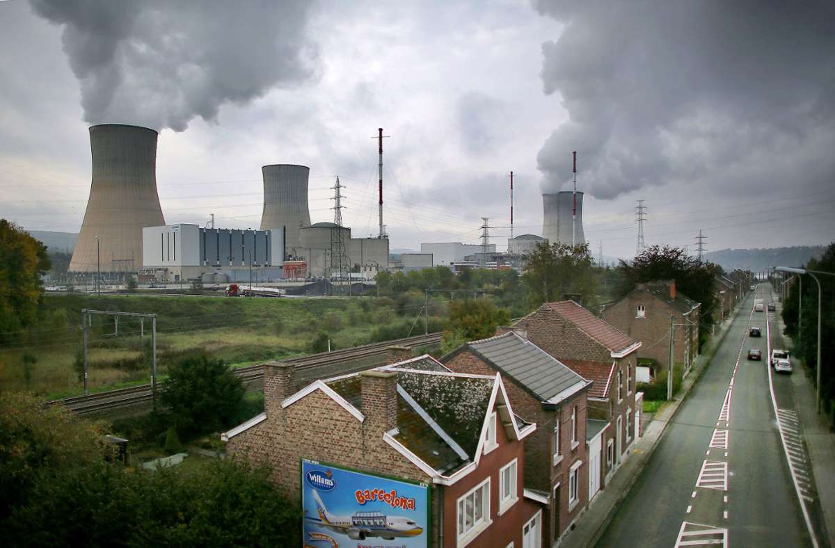 Ein Meiler des Atomkraftwerks Tihange soll bis 2035 weiter am Netz bleiben. Ein anderer Block soll wegen Sicherheitsbedenken abgeschaltet werden. Foto: dpa/Oliver Berg