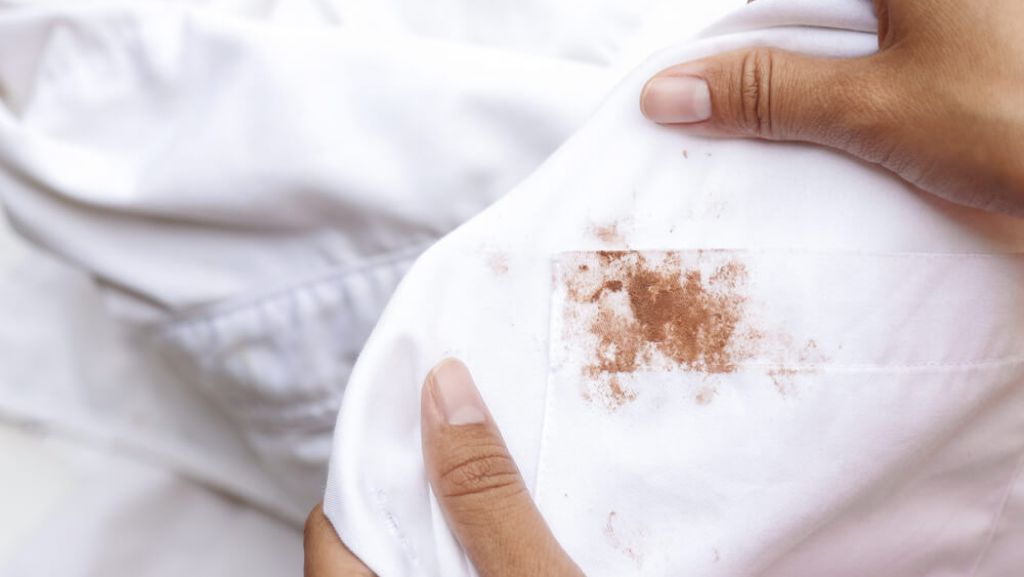 Kakaoflecken entfernen: Kleidung, Teppich und Sofa