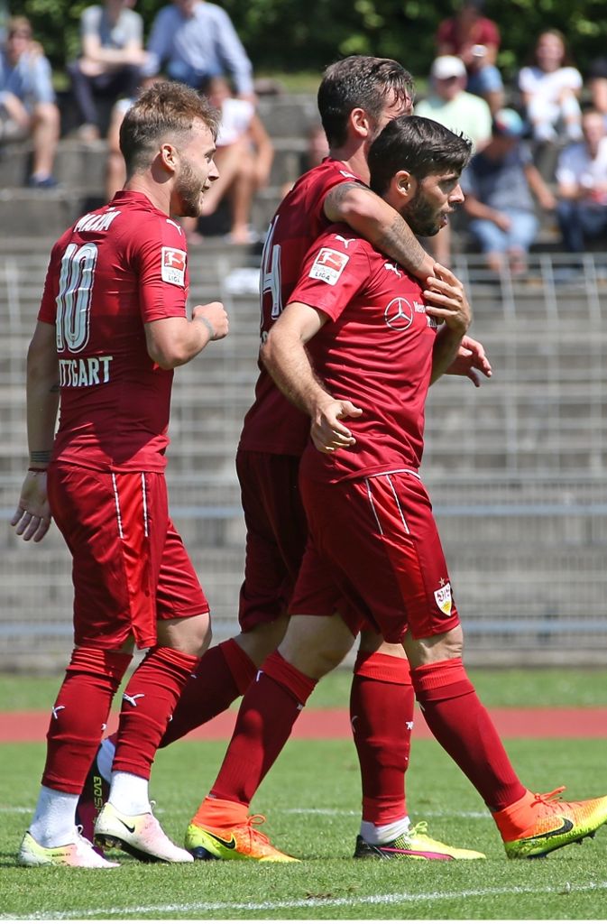 Jubel nach dem Tor zum 0:2. Von links: Alexandru Maxim, Christian Gentner und Torschütze Emiliano Insua.