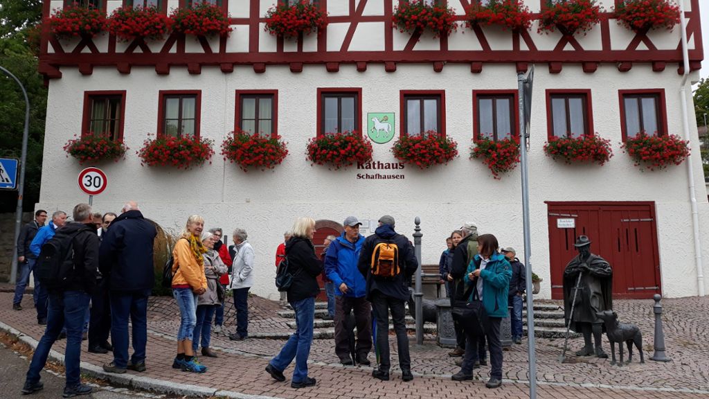 Am Rathaus in der Ortsmitte von Schafhausen fanden sich rund 30 Interessierte zum historischen Rundgang ein.