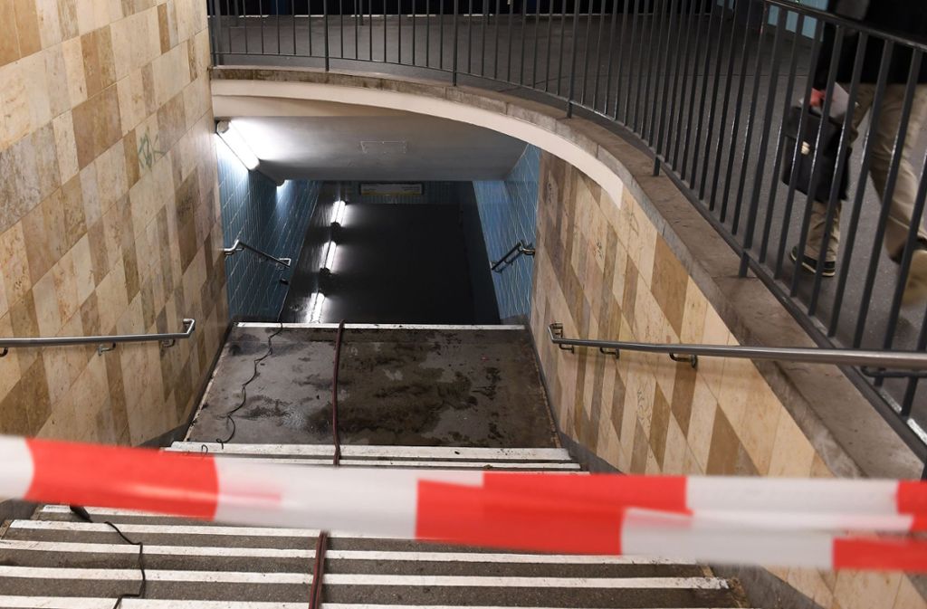 Teile der U-Bahnstation Spichernstraße stehen am Freitag noch unter Wasser.