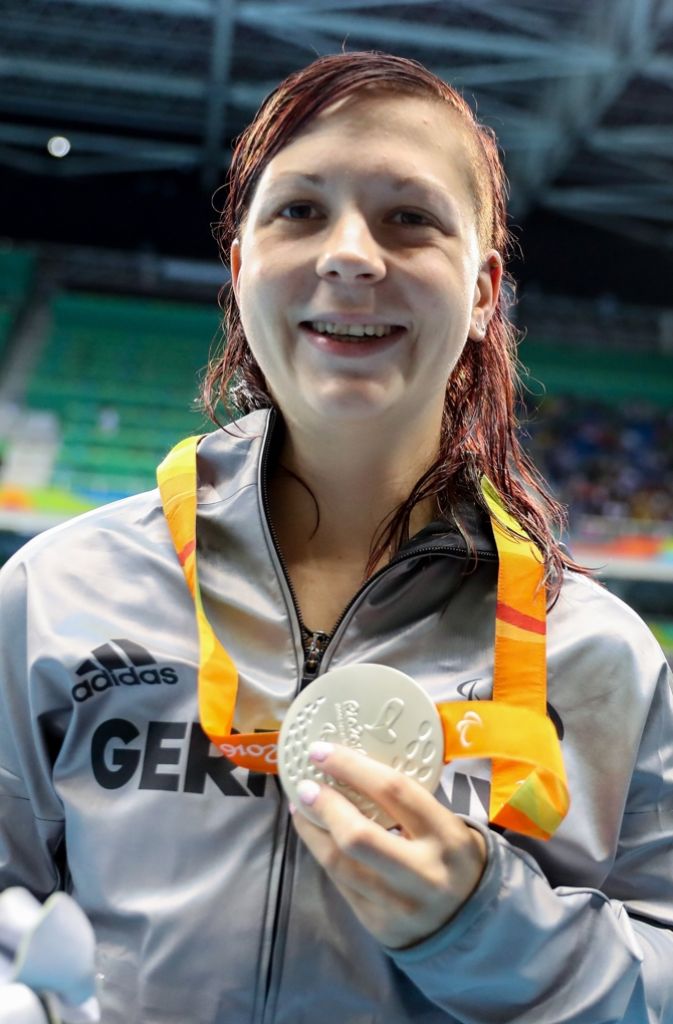 Freuen kann sich auch Denise Grahl. Die Schwimmerin sichert sich über 50 Meter Freistil die Silbermedaille.