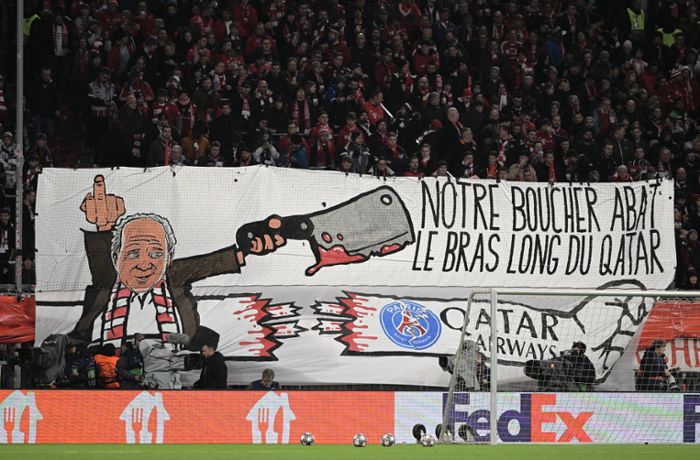 Bayern-Fans protestieren mit Banner gegen Katar und PSG