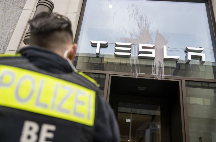 Farbbeutel-Attacke in Berlin: Umweltschützer  protestieren am Tesla-Geschäft