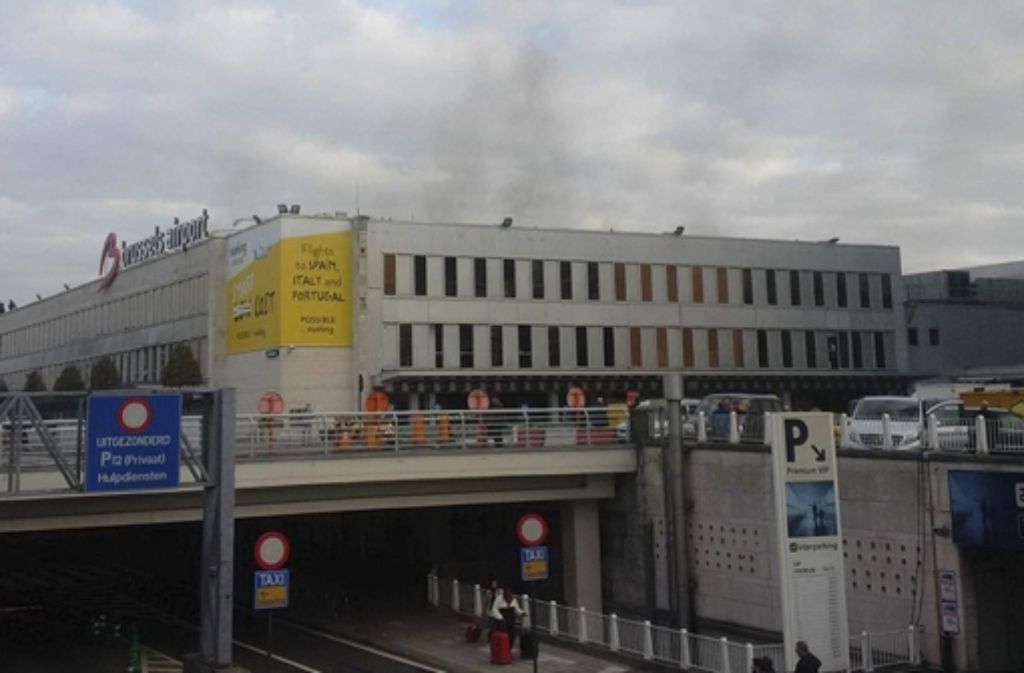Nach Explosionen im Brüsseler Flughafen steht Rauch über dem Gebäudekomplex